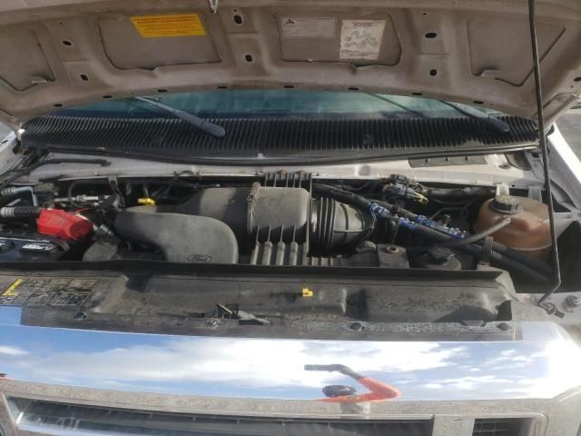 2013 Ford Econoline E350 Super Duty Cutaway Van
