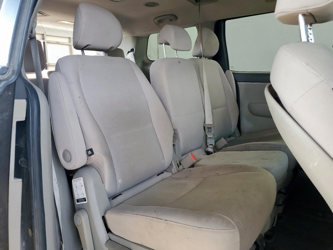 2016 KIA Sedona lx