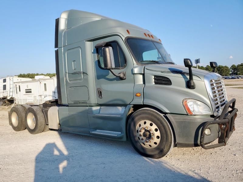 2017 Freightliner Cascadia 113 Semi Truck