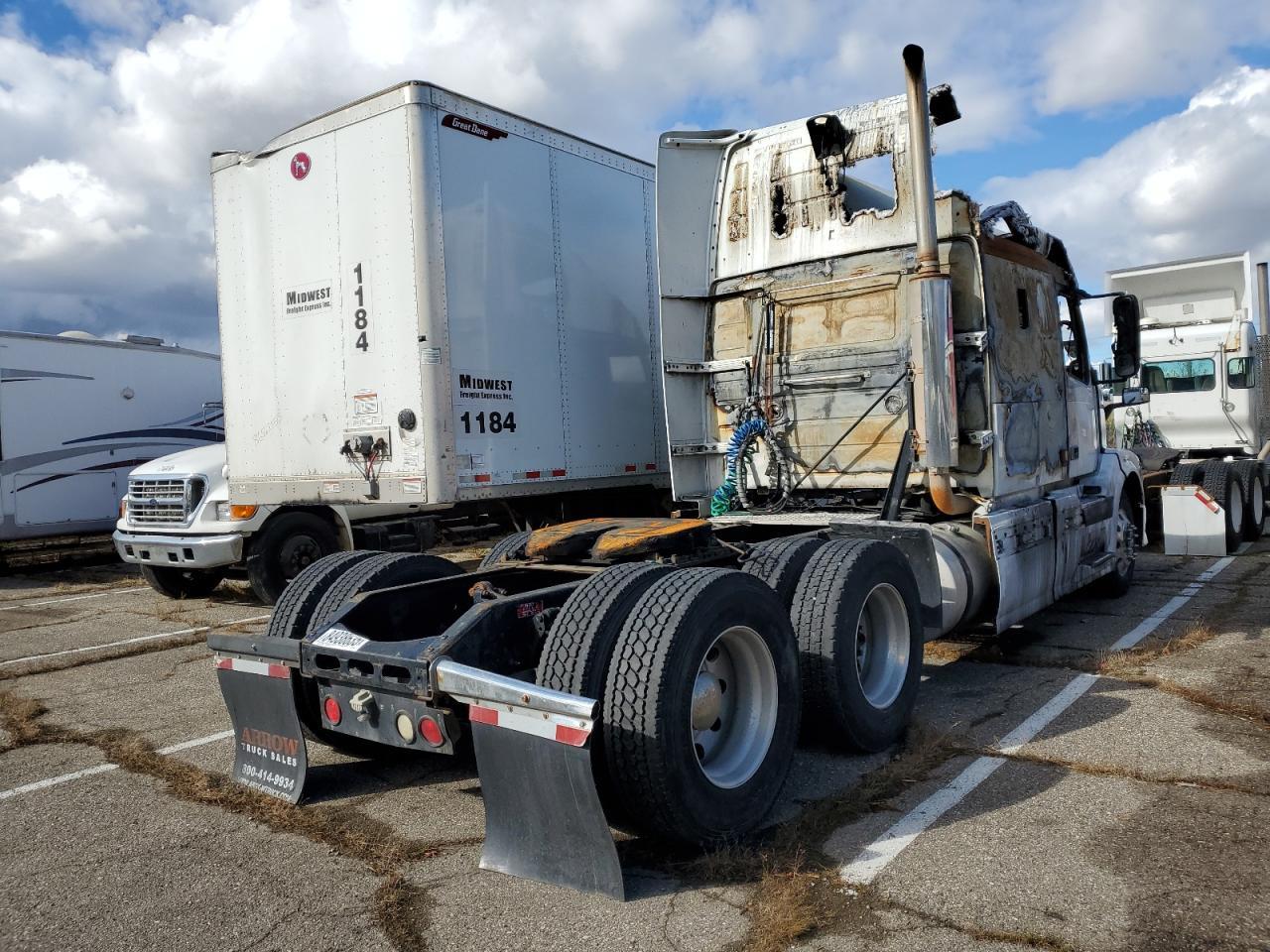 2005 Volvo VNL Semi Truck