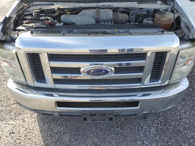 2010 Ford Econoline E350 Super Duty Cutaway Van