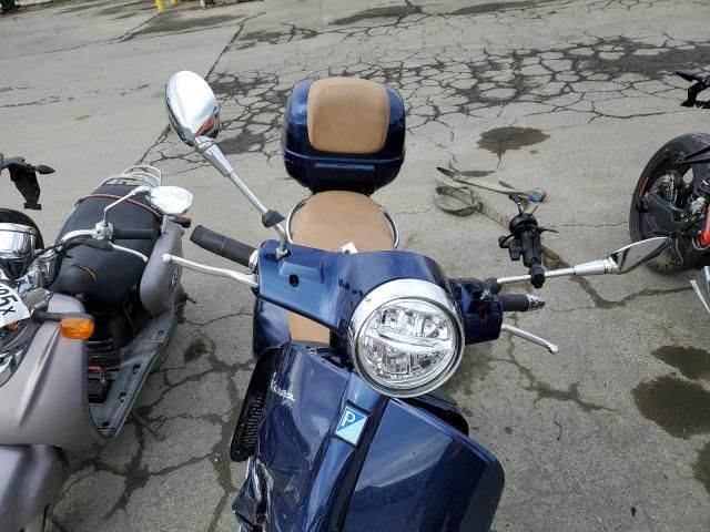 2022 Vespa GTS 300