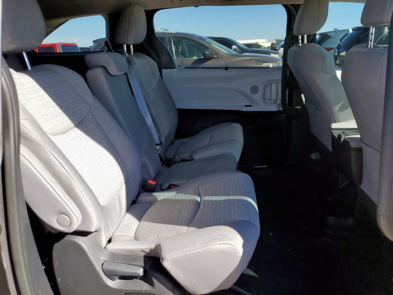 2025 Toyota Sienna le 8 Passenger