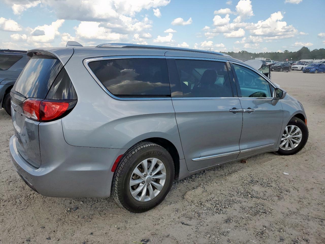 2019 Chrysler Pacifica Touring l