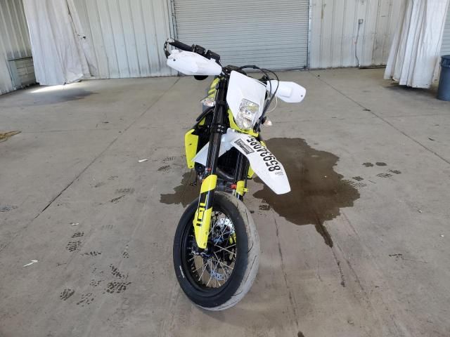 2023 Husqvarna Supermoto 701