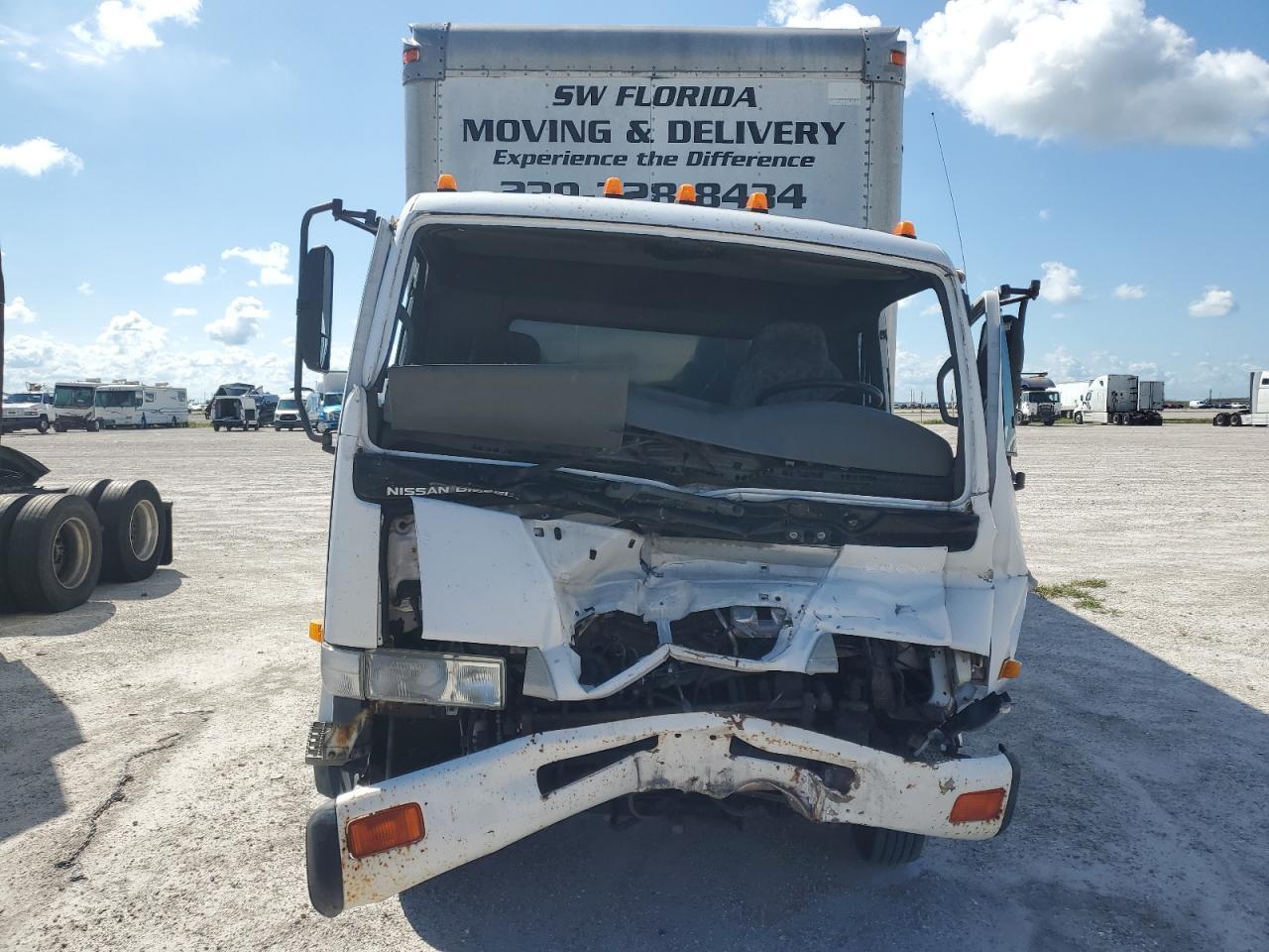 2005 Nissan UD2000 BOX Truck
