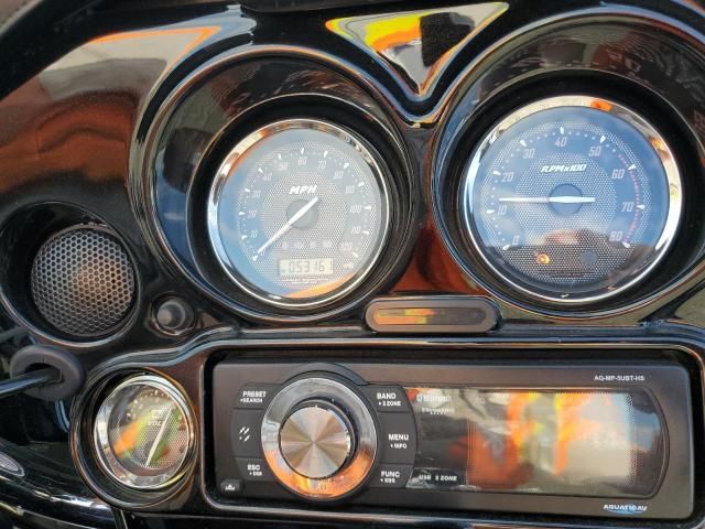 2011 Harley-Davidson FLHXSE2