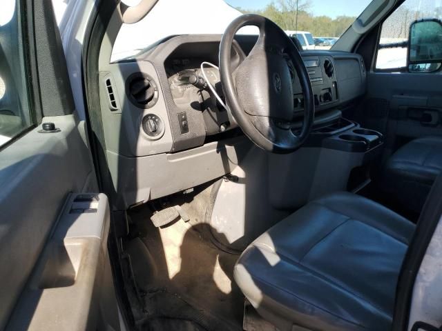 2014 Ford Econoline E350 Super Duty Cutaway Van