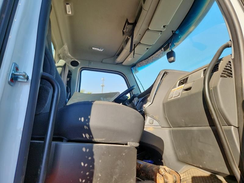 2025 Kenworth T680 Semi Truck