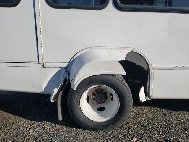 2014 Ford Econoline E350 Super Duty Cutaway Van