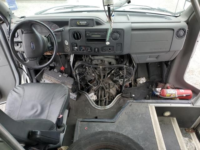 2014 Ford Econoline-Bus