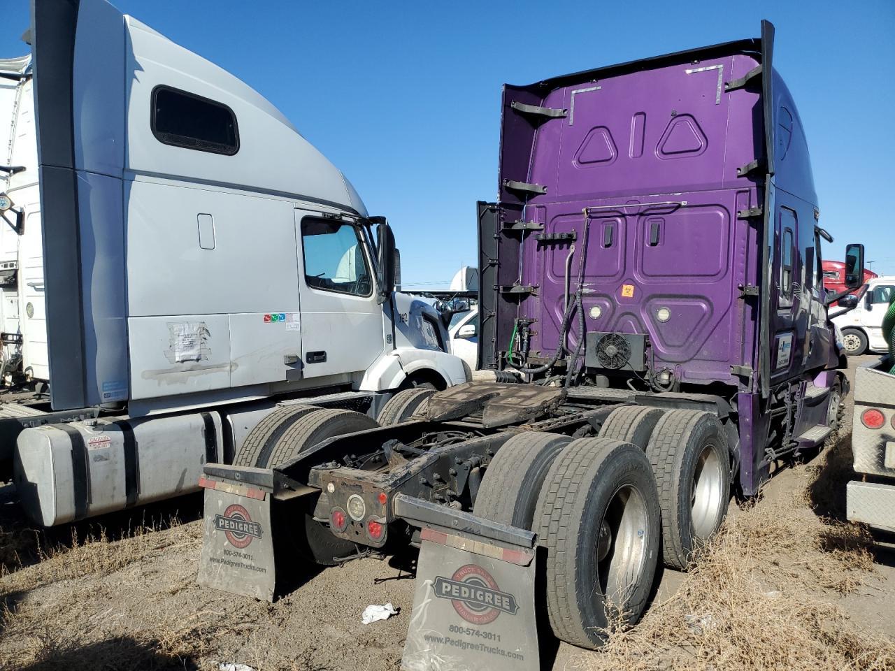 2019 Freightliner Cascadia 126 Semi Truck