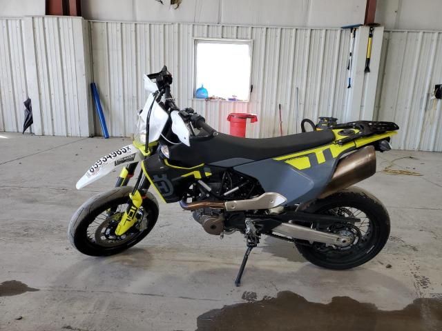 2023 Husqvarna Supermoto 701