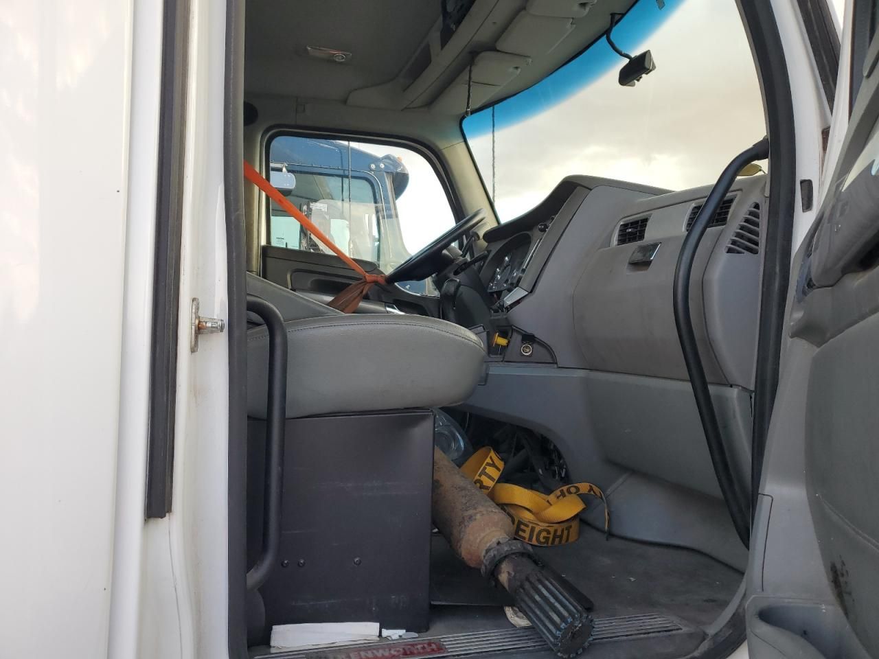 2014 Kenworth T680 Semi Truck