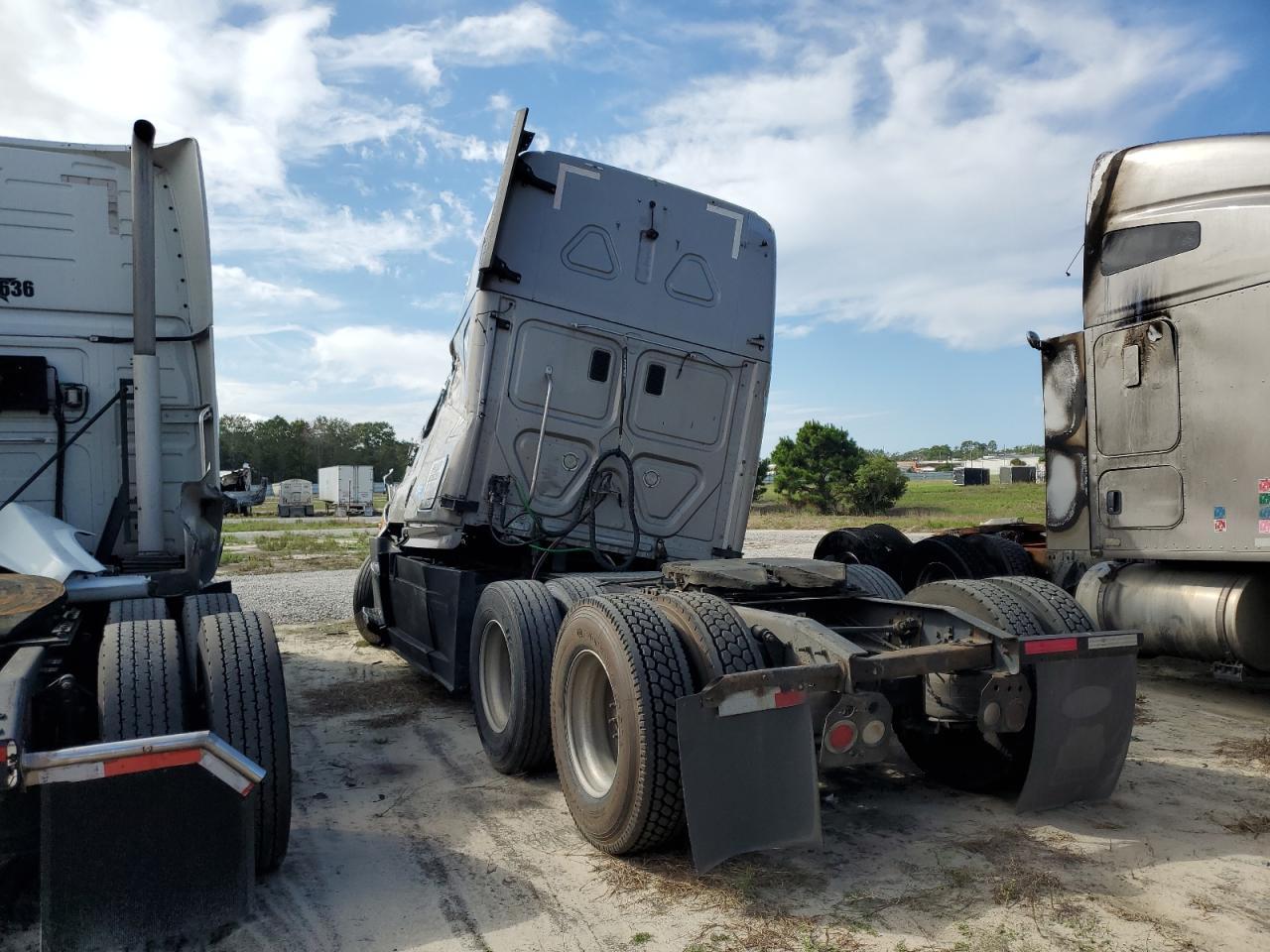 2015 Freigliner 2015 Freightliner Cascadia Semi Truck