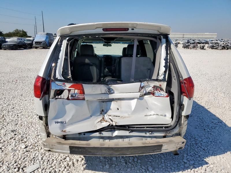 2005 Toyota Sienna XLE