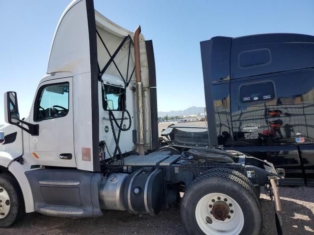 2017 Peterbilt Tractor 2017 Peterbilt 579 Semi Truck