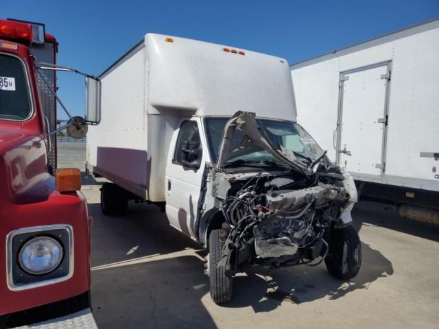 2013 Ford Econoline E450 Super Duty Cutaway Van