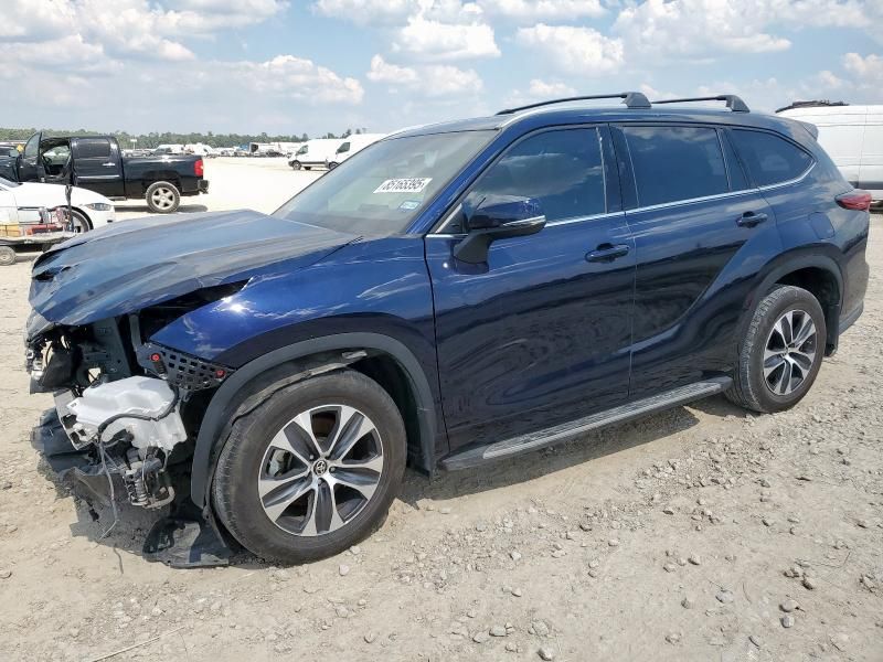 2022 Toyota Highlander Hybrid XLE