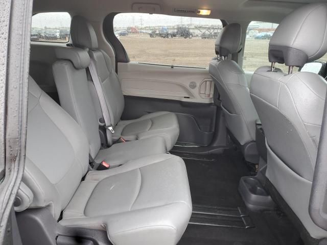 2021 Toyota Sienna xle