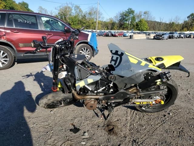 2022 Husqvarna Supermoto 701
