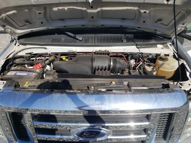 2010 Ford Econoline E450 Super Duty Cutaway Van