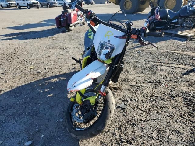 2022 Husqvarna Supermoto 701