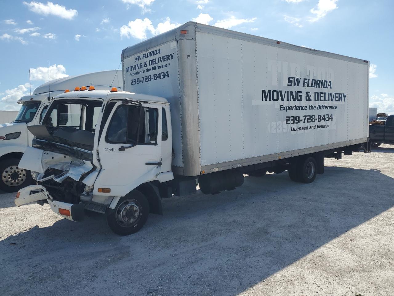 2005 Nissan UD2000 BOX Truck