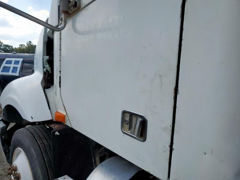 2005 Freightliner Columbia Flatbed Truck