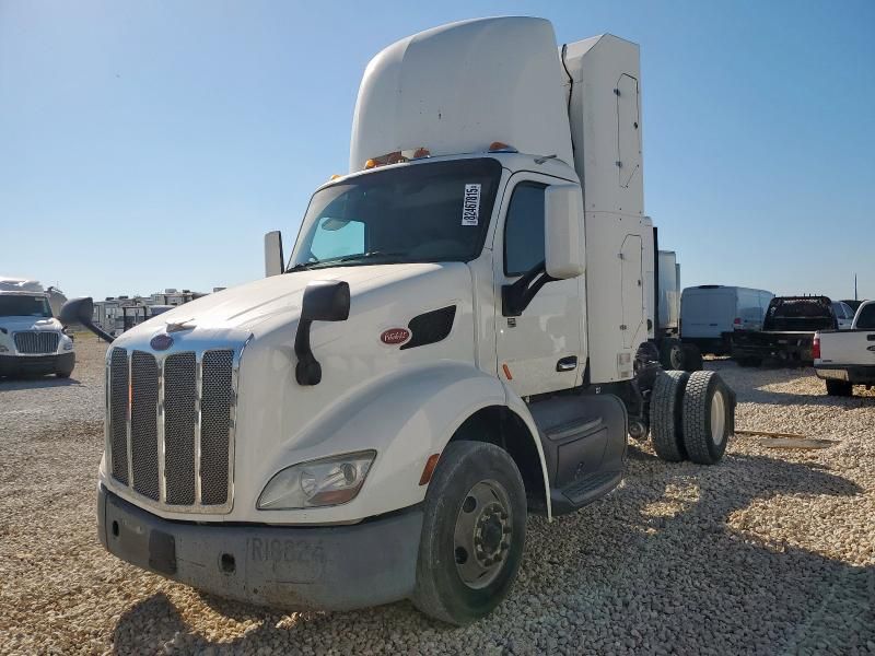 2017 Peterbilt 579 Semi Truck