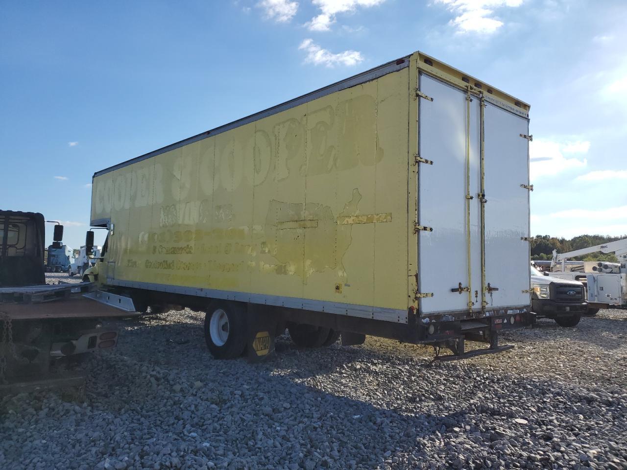 2003 International 4400 BOX Truck