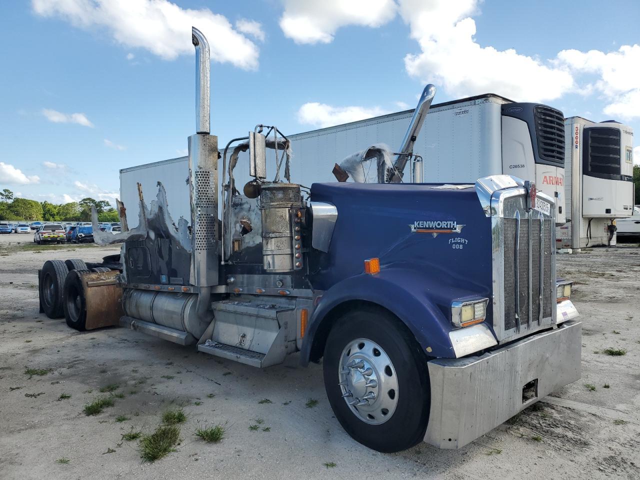 2001 Kenworth W900 Semi Truck
