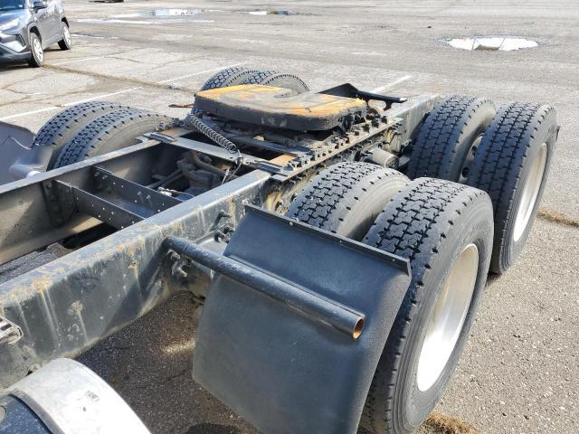 2005 Volvo VNL Semi Truck