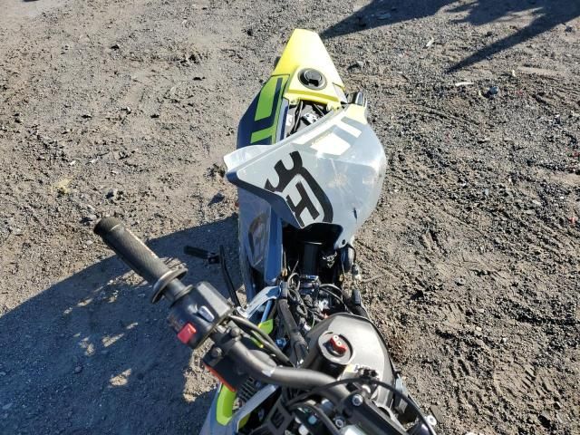 2022 Husqvarna Supermoto 701
