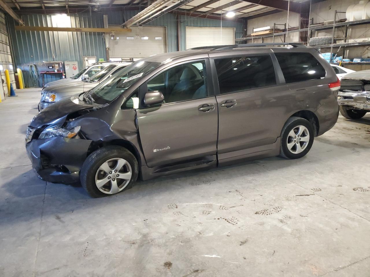 2013 Toyota Sienna le