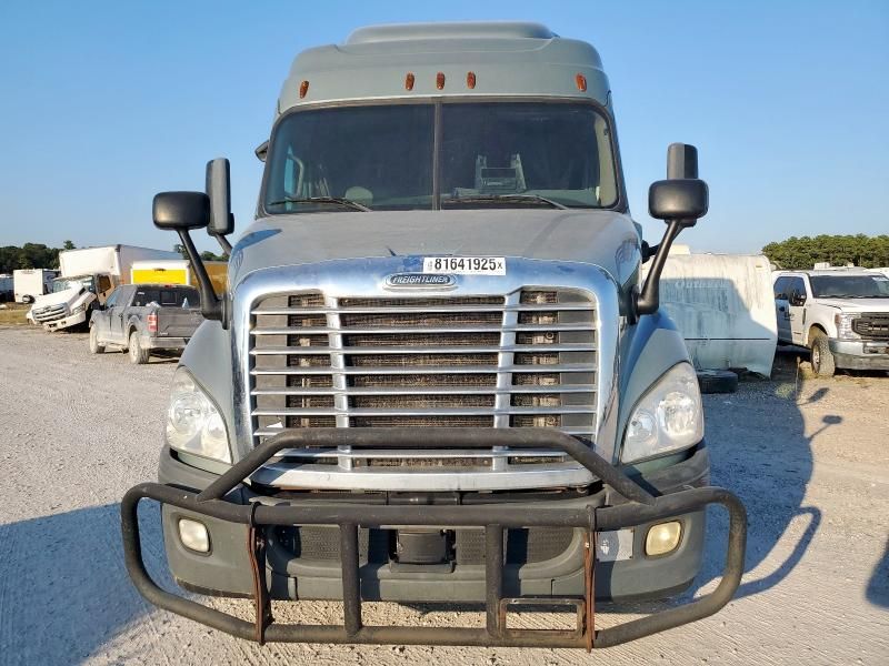 2017 Freightliner Cascadia 113 Semi Truck