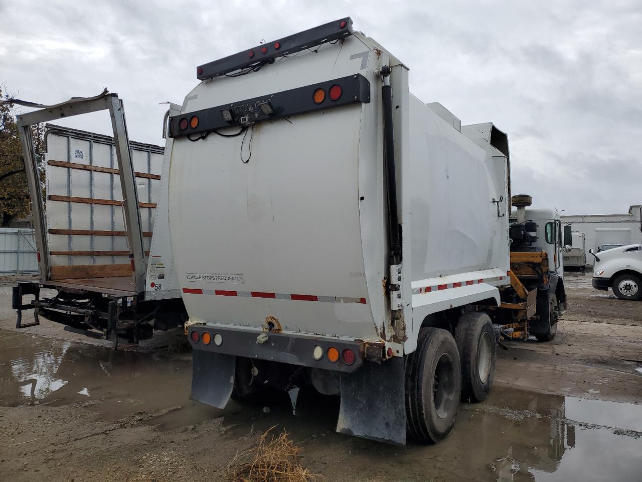 2015 Peterbilt Tractor 2015 Peterbilt 320 Refuse Truck
