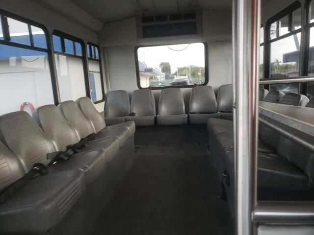 2013 Ford Econoline E350 Super Duty Cutaway Van