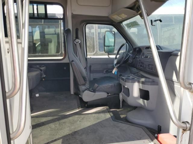 2014 Ford Econoline E350 Super Duty Cutaway Van