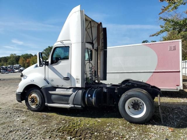2016 Kenworth T680 Semi Truck
