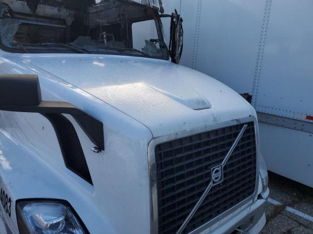 2005 Volvo VNL Semi Truck