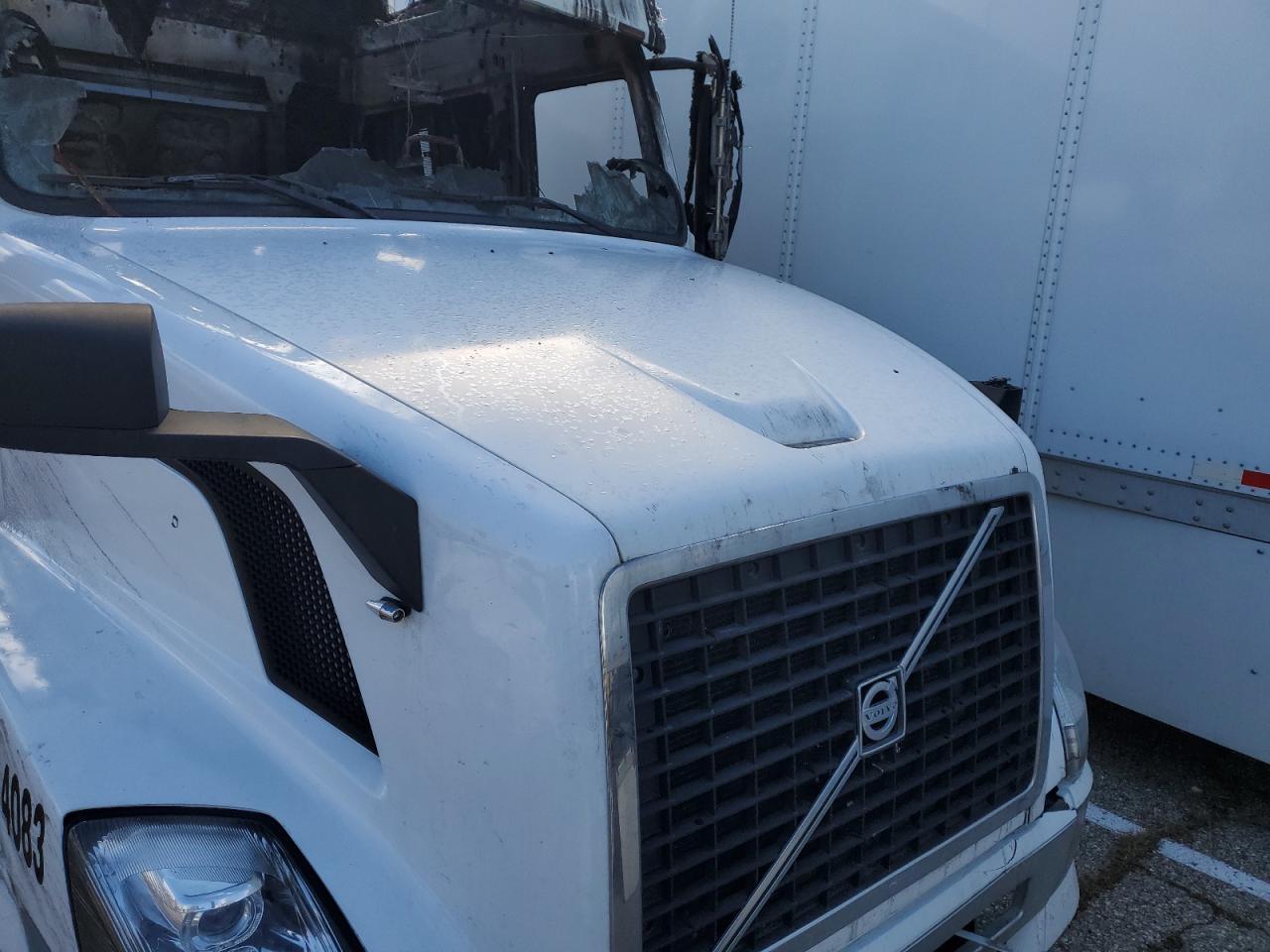 2005 Volvo VNL Semi Truck