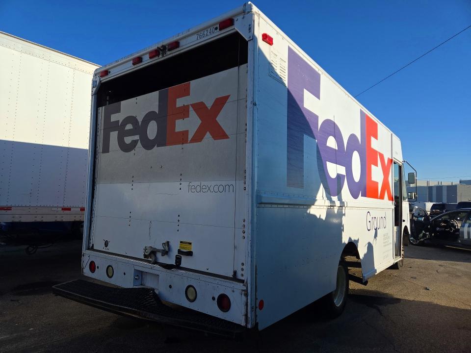 2005 Frht - Freightliner 2005 Freightliner MT45 Chassis Delivery Truck