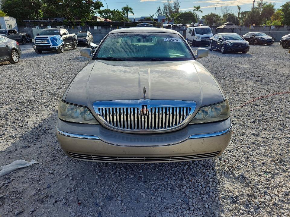 2006 Lincoln Town Car Signature