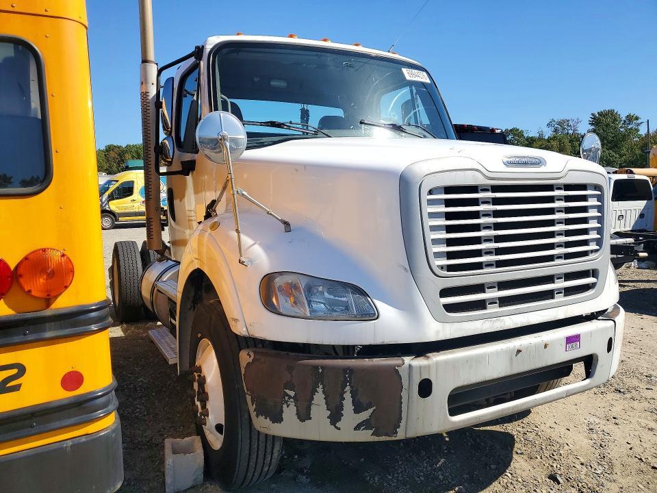 2015 Freightliner Business Class M2 Semi Truck