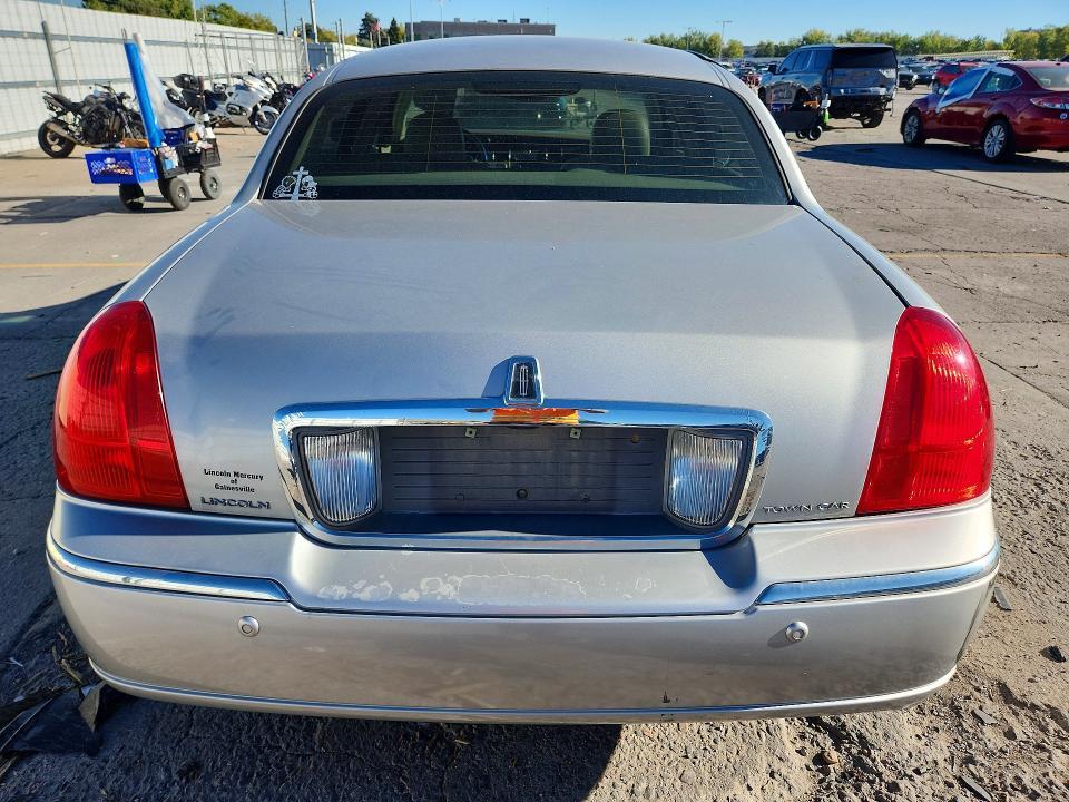 2005 Lincoln Town Car Signature