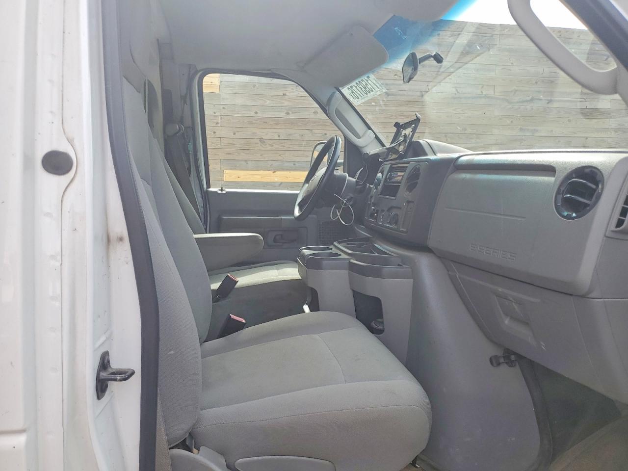 2011 Ford Econoline E350 Super Duty Cutaway Van