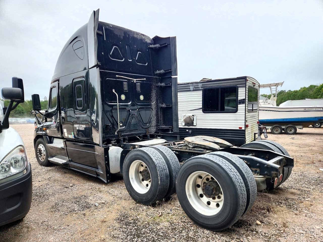 2014 Freightliner Cascadia Semi Truck