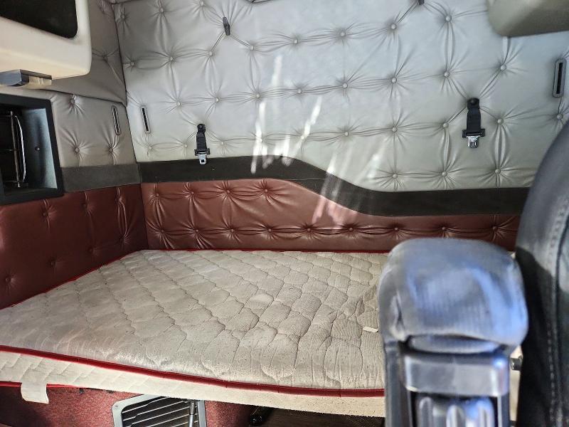 2000 Volvo VNL Semi Truck