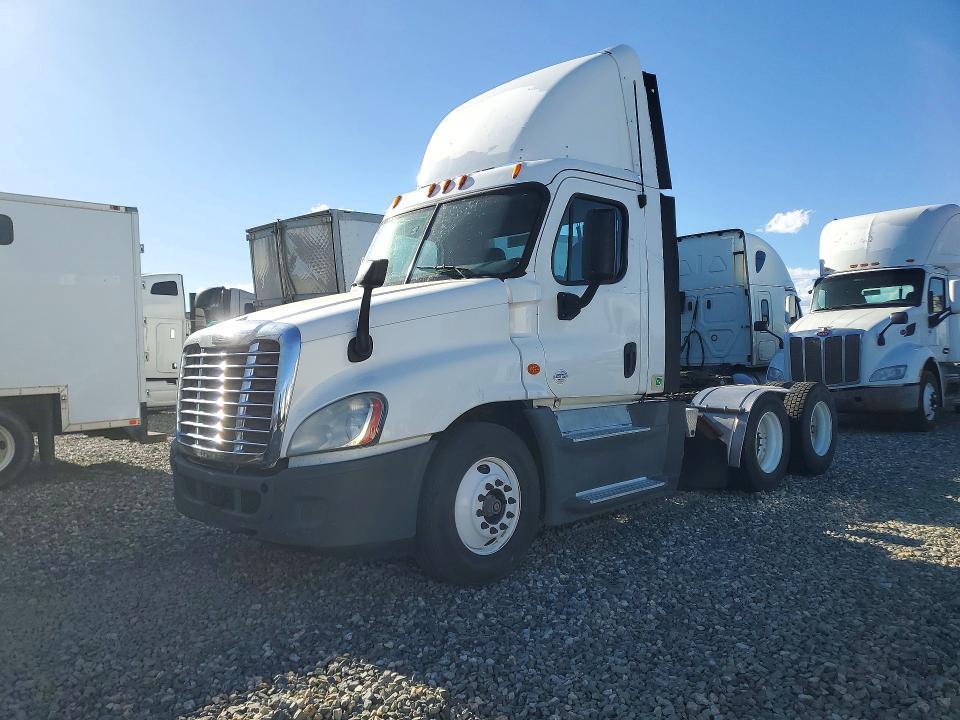 2015 Freightliner Cascadia Semi Truck